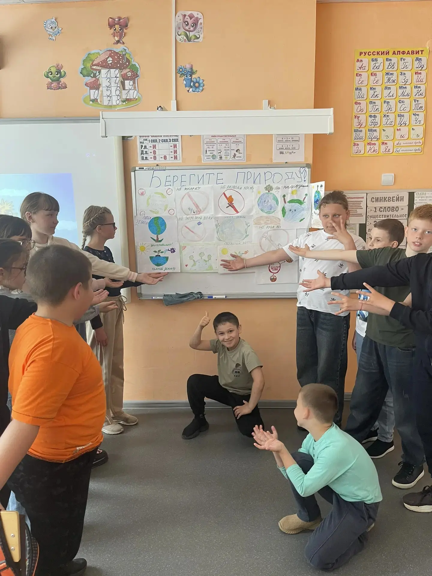 Третий день летнего пришкольного лагеря "Маяк" посвящен экологии. Ребята отвечали на во...
