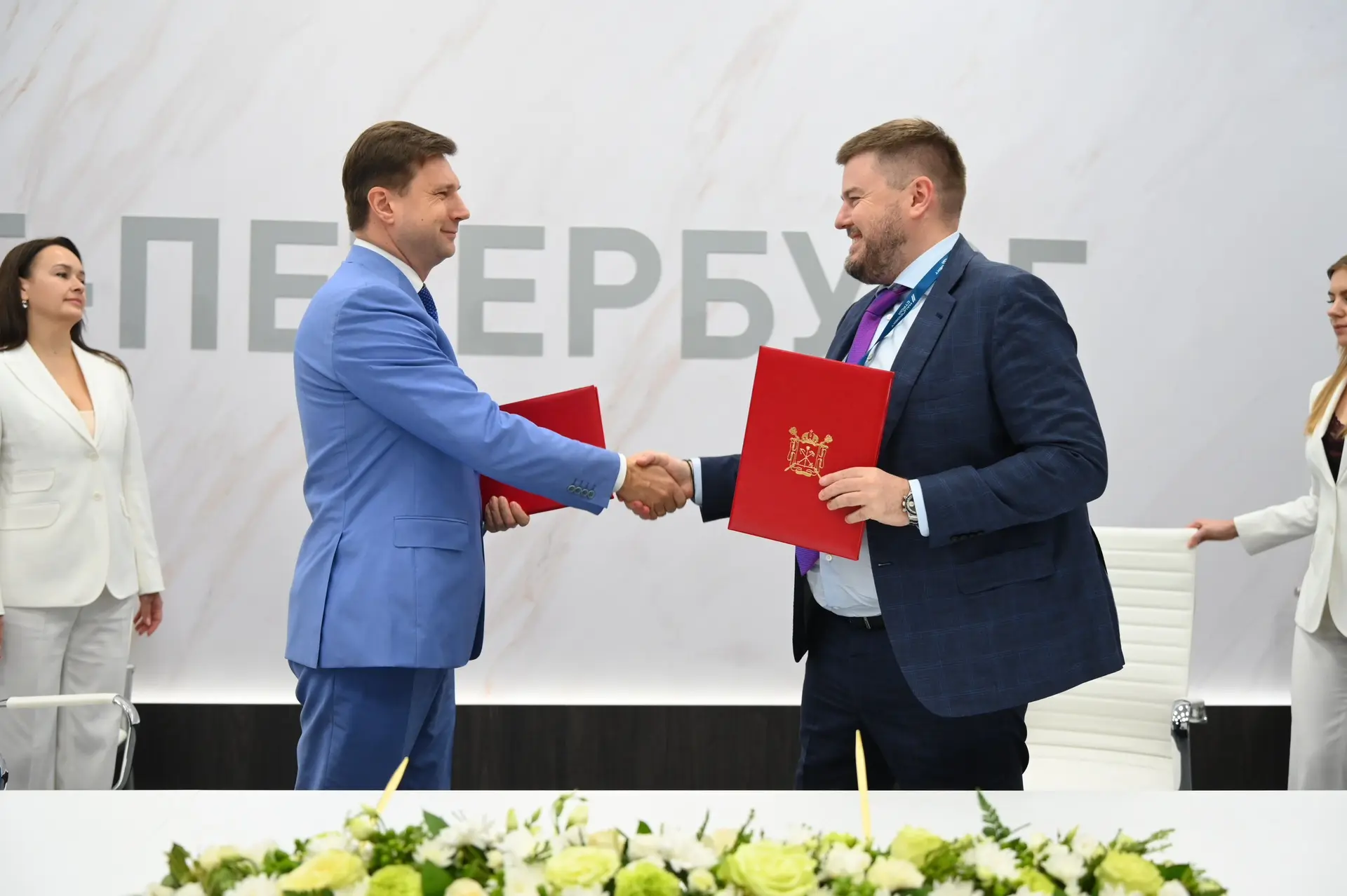 Генеральный директор ГК «Нацпроектстрой» Алексей Крапивин и вице-губернатор Санкт-Петер...