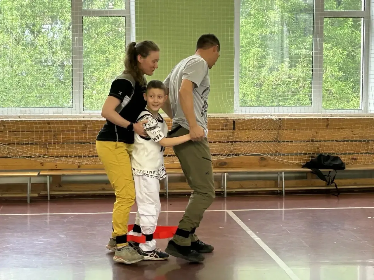 В ДЕНЬ СЕМЬИ - НА СПОРТЕ  Утро субботы в нашей школе началось с яркого спортивного праздника  «Папа,