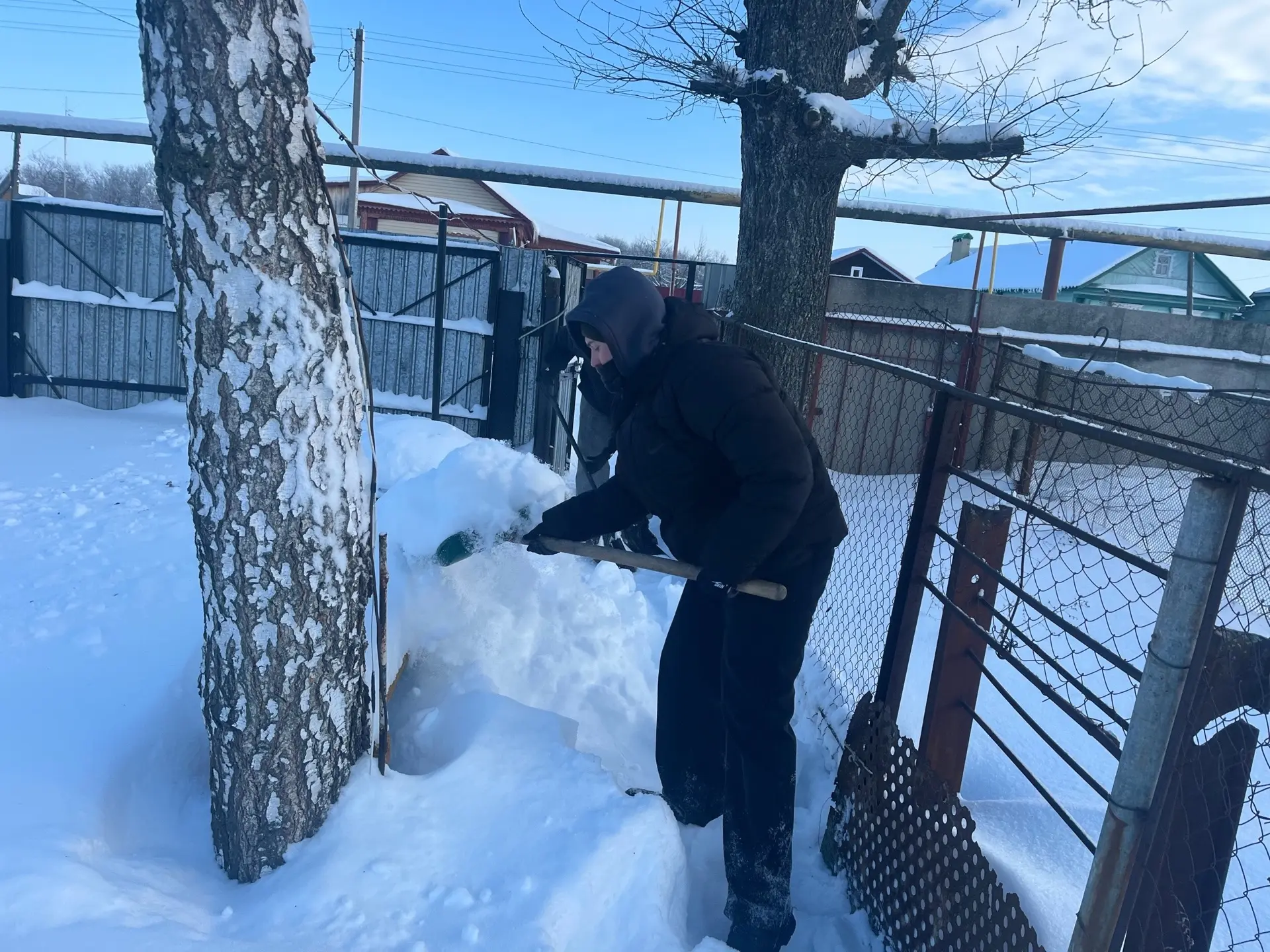🙏Морозы отступили, и волонтеры продолжают бороться со снежной стихией!   ❄️🧹Воспитанники волонтерско