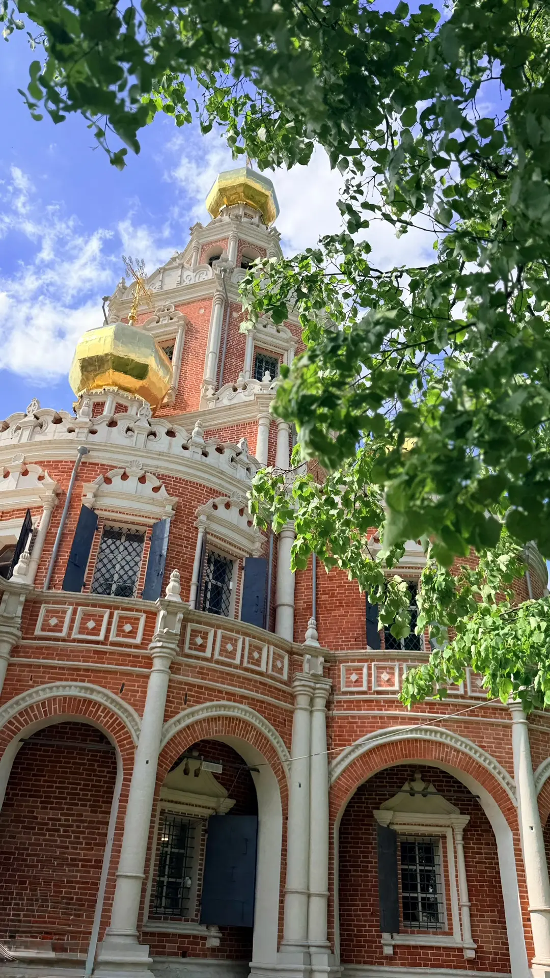 Один из самых узнаваемых храмов Москвы находится в районе Филёвский парк.