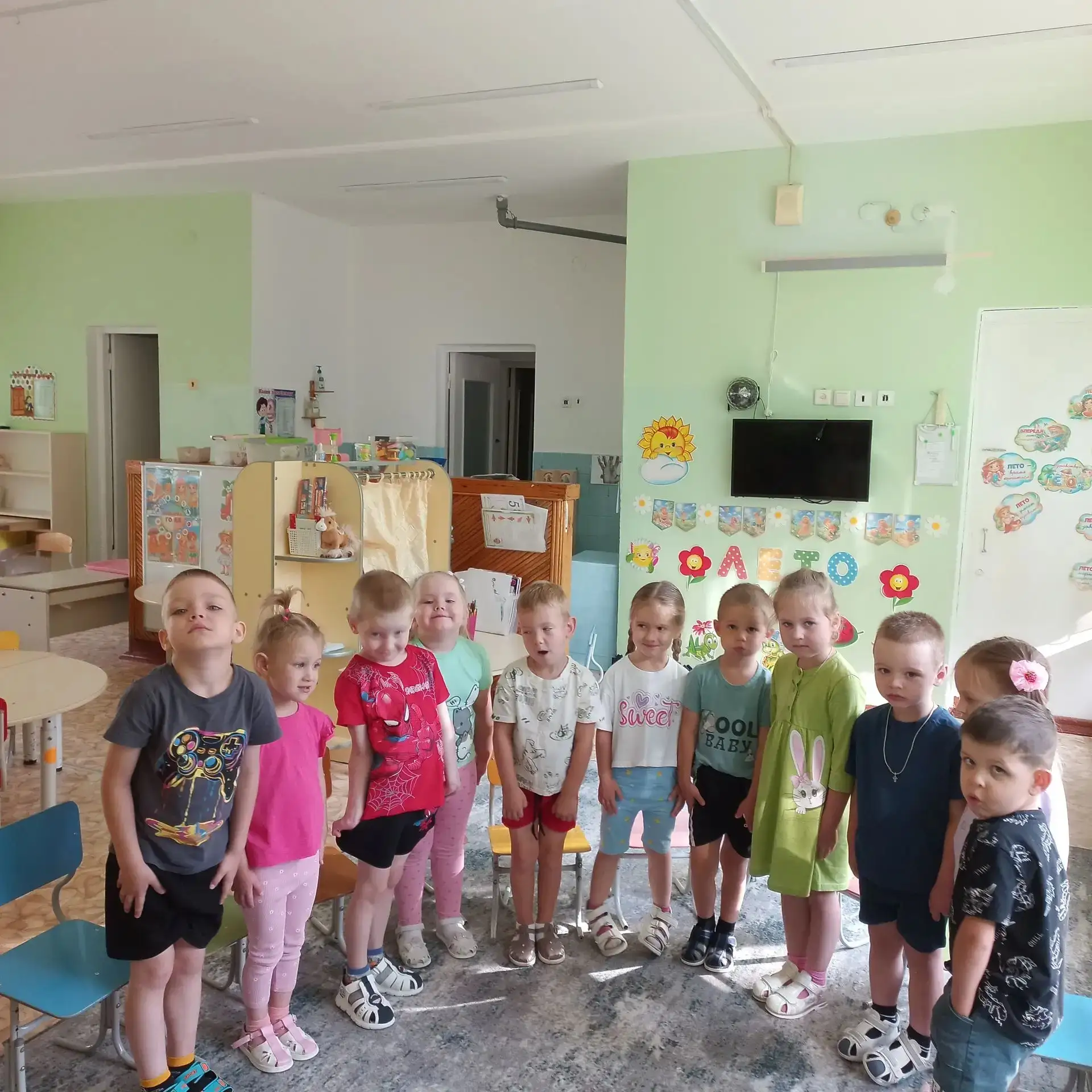 В День Российского флага воспитанники младшей  группы "Буратино" познакомились с флагом...