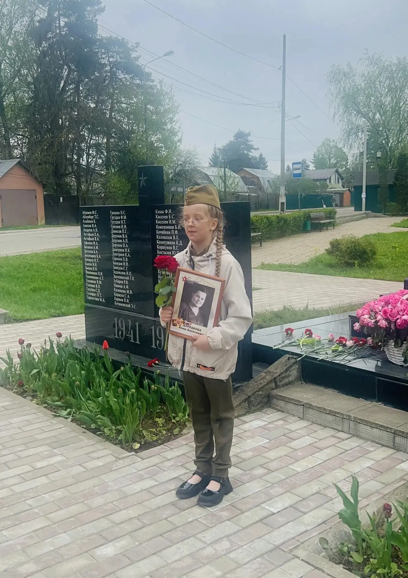 Сегодня утром ученики 4 «В» класса вместе со своим классным руководителем собрались у памятника павш