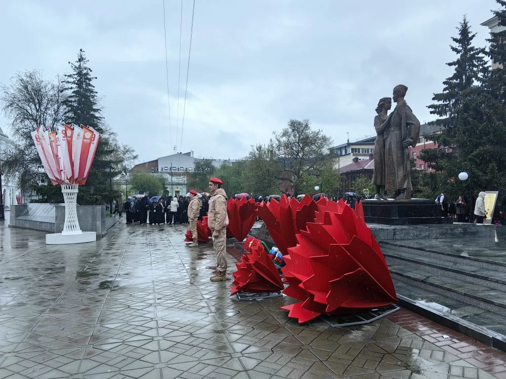 В преддверии 9 мая наши дети стали частью «Вахты памяти» — Пост №1.
Без сцены. Без микрофона. Просто