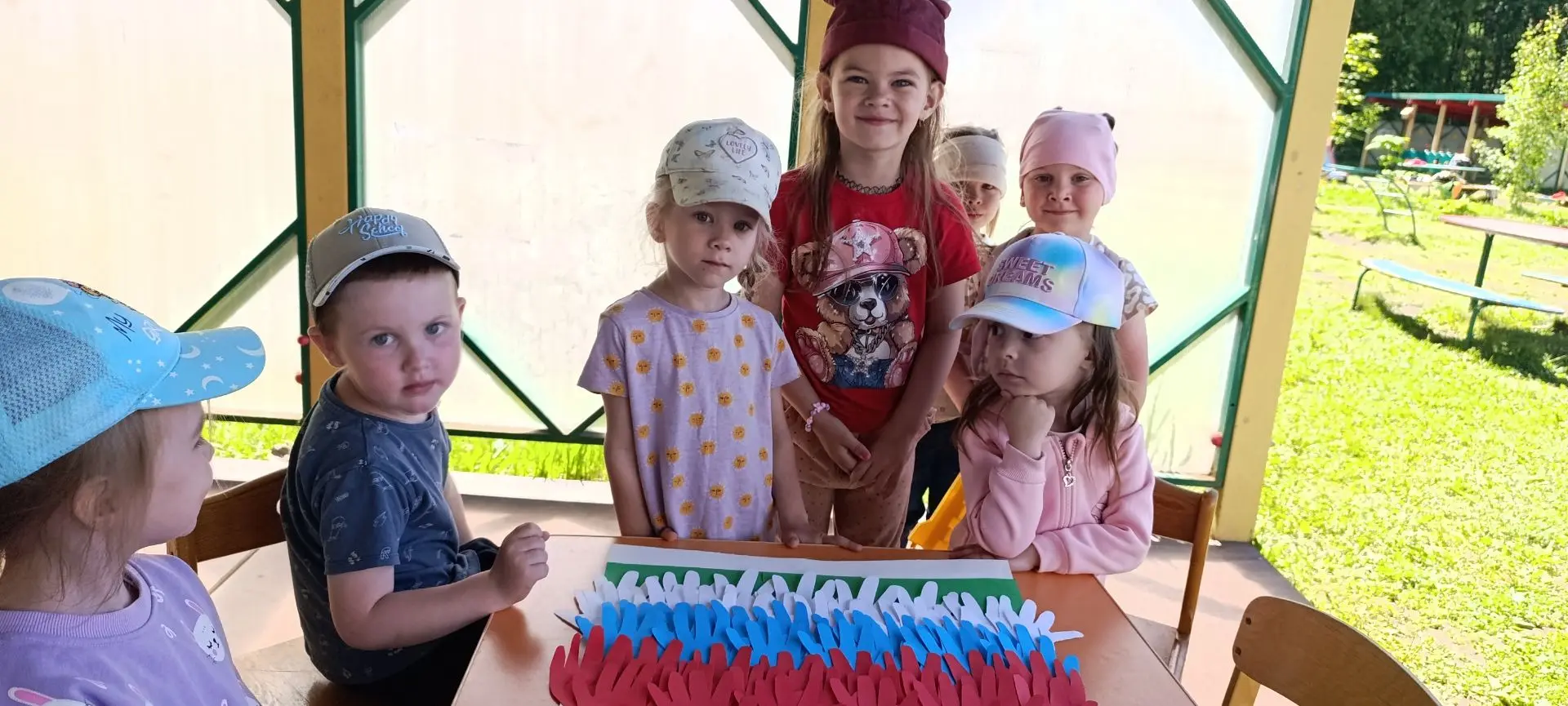 Младшие группы 
Посмотрите, какую красивую работу смастерили малыши из младшей группы ко Дню России!