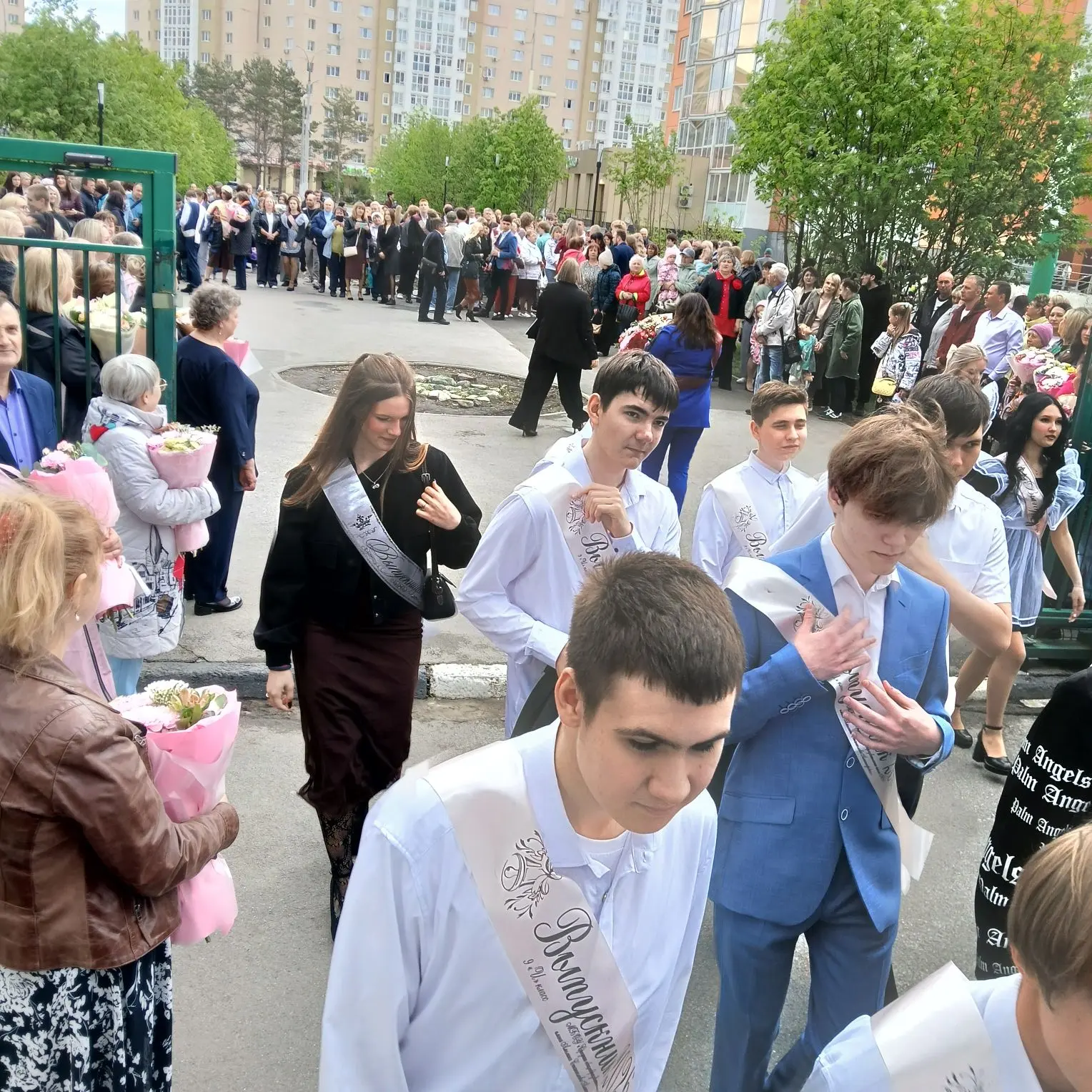 Последний звонок — это традиционный праздник, символизирующий окончание школы и начало взрослой жизн
