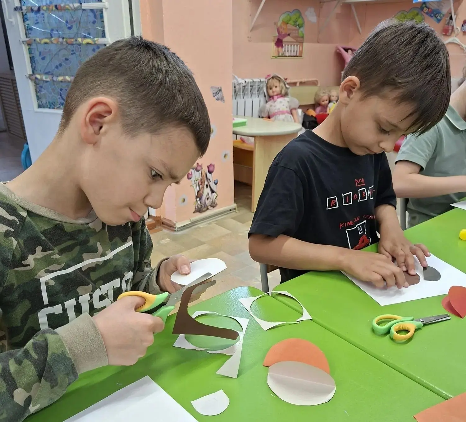 Наши «Вишенки» творят! 🍒

Детские аппликации — это не просто поделки, а настоящий инструмент для ра