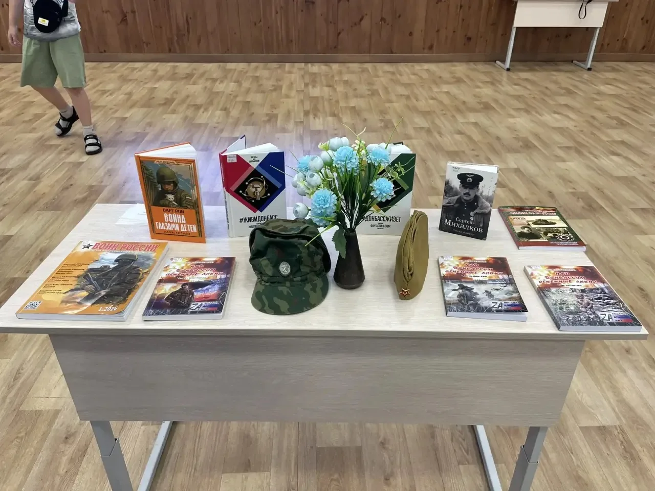 📚✨ Когда классика встречается с памятью сердца

Сегодня на нашей школьной детской площадке было по-