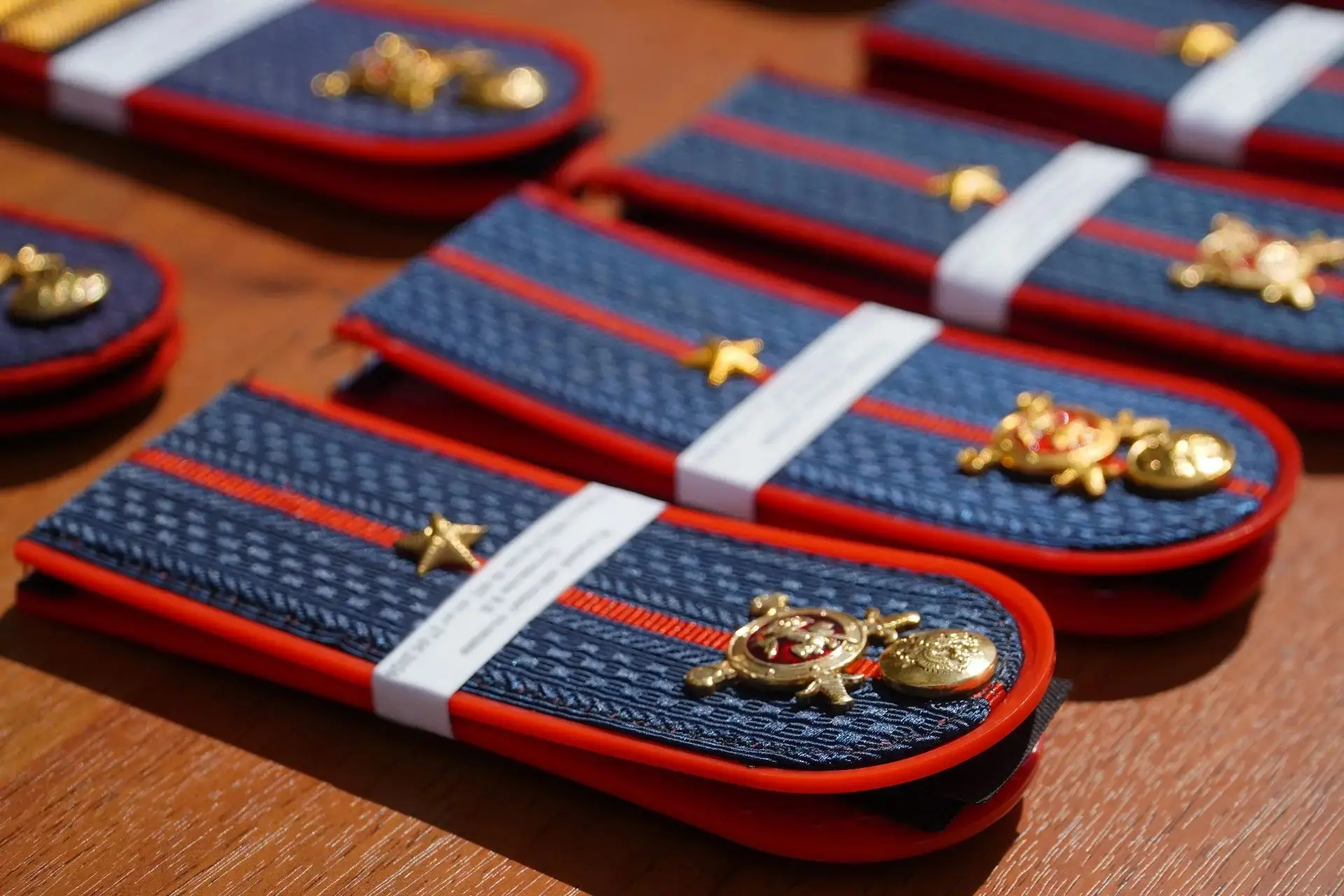👮 В преддверии Дня России в региональном УМВД молодым сотрудникам вручили первые специальные звания