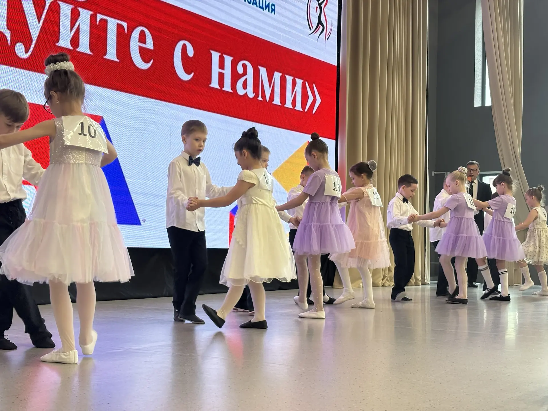 🪩В лицее прошло первенство по спортивным бальным танцам среди 1-х классов, которое собрало множество