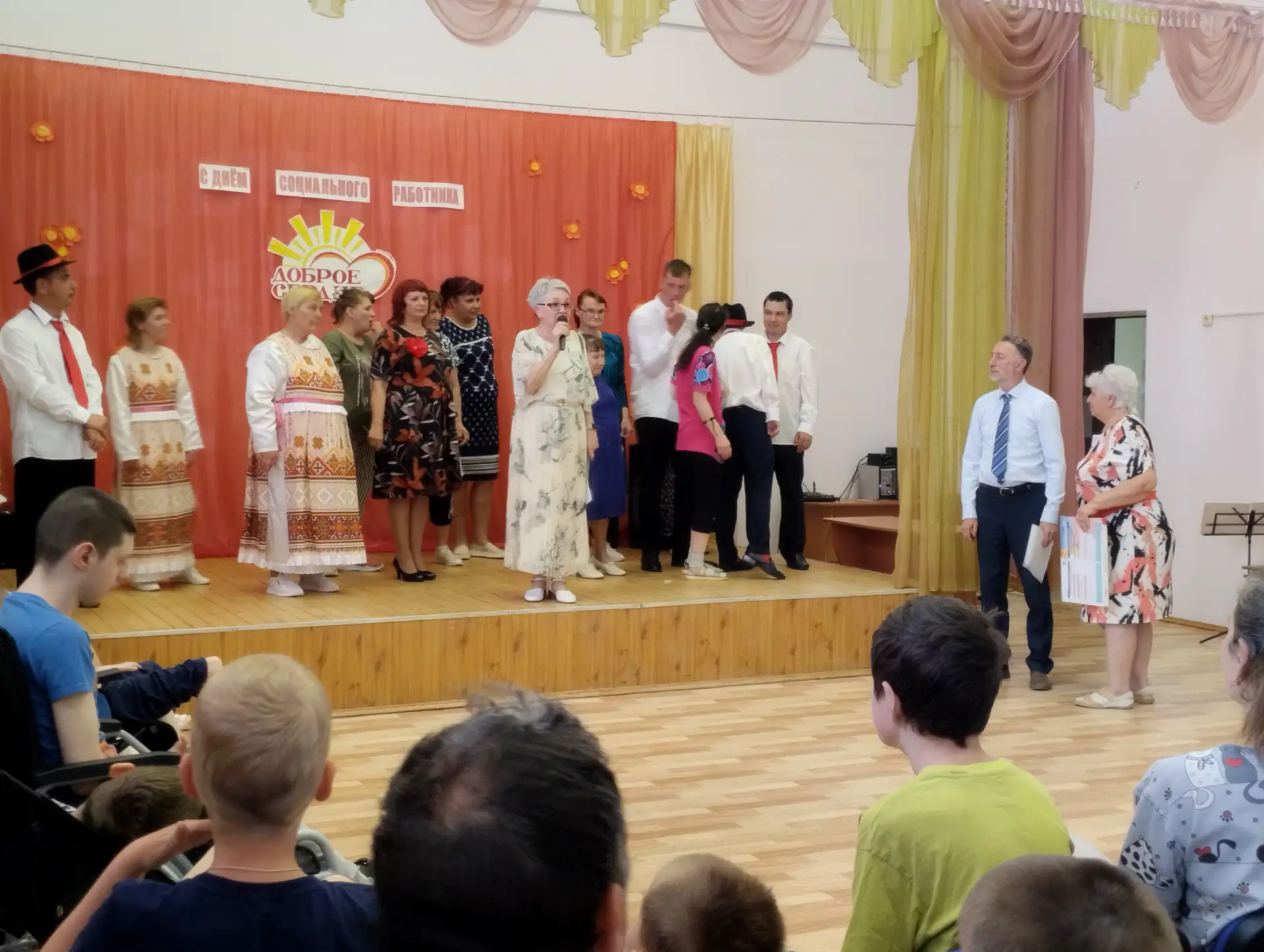 Сегодня в нашем детском доме — по-настоящему трогательный день. К нам в гости пришли ре...