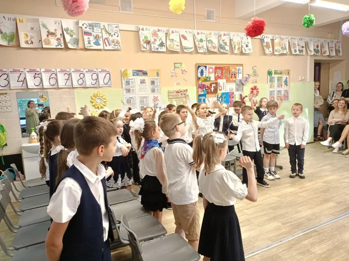 🧸🎓«День Детства» в школе Рублёво: когда выпускники снова стали первоклашками  В школьном отделении в