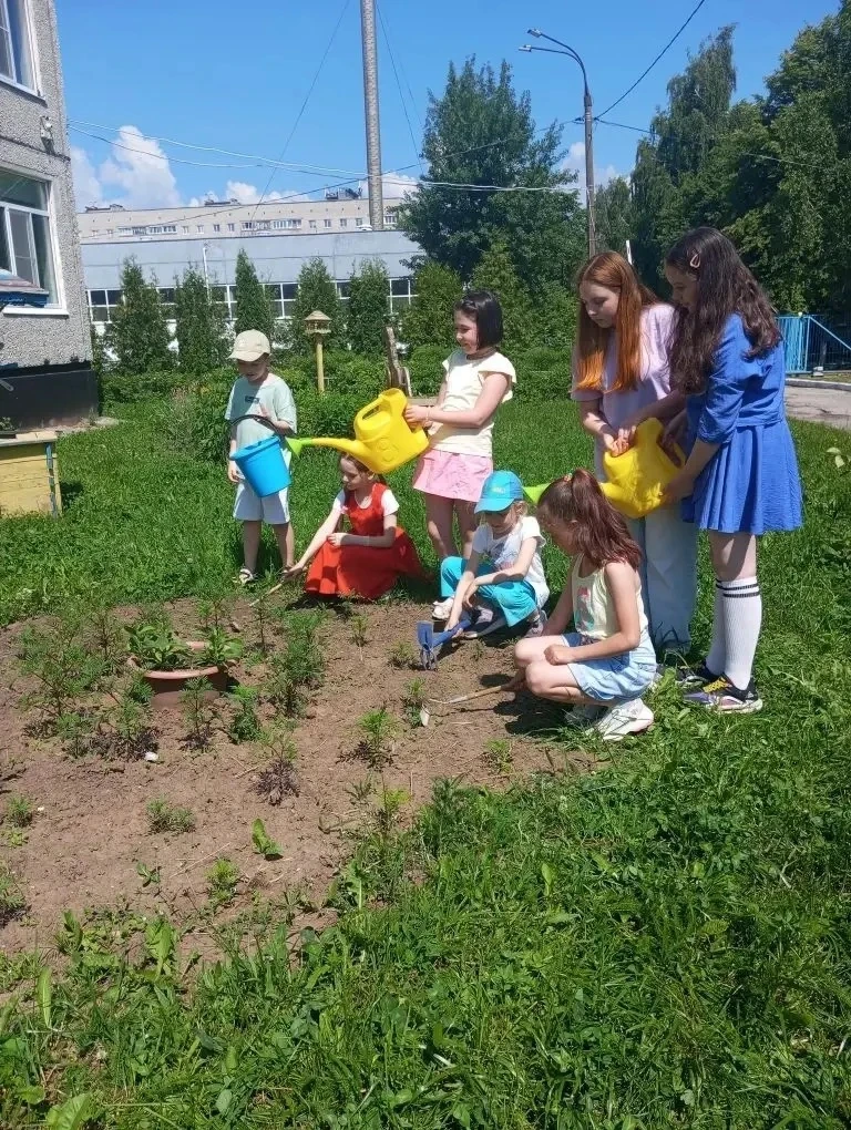 🌺 АКЦИЯ "ЦВЕТЫ РОССИИ" 🌺

✅ Группа кратковременного пребывания смены лагеря «Ромашка» приняла учас