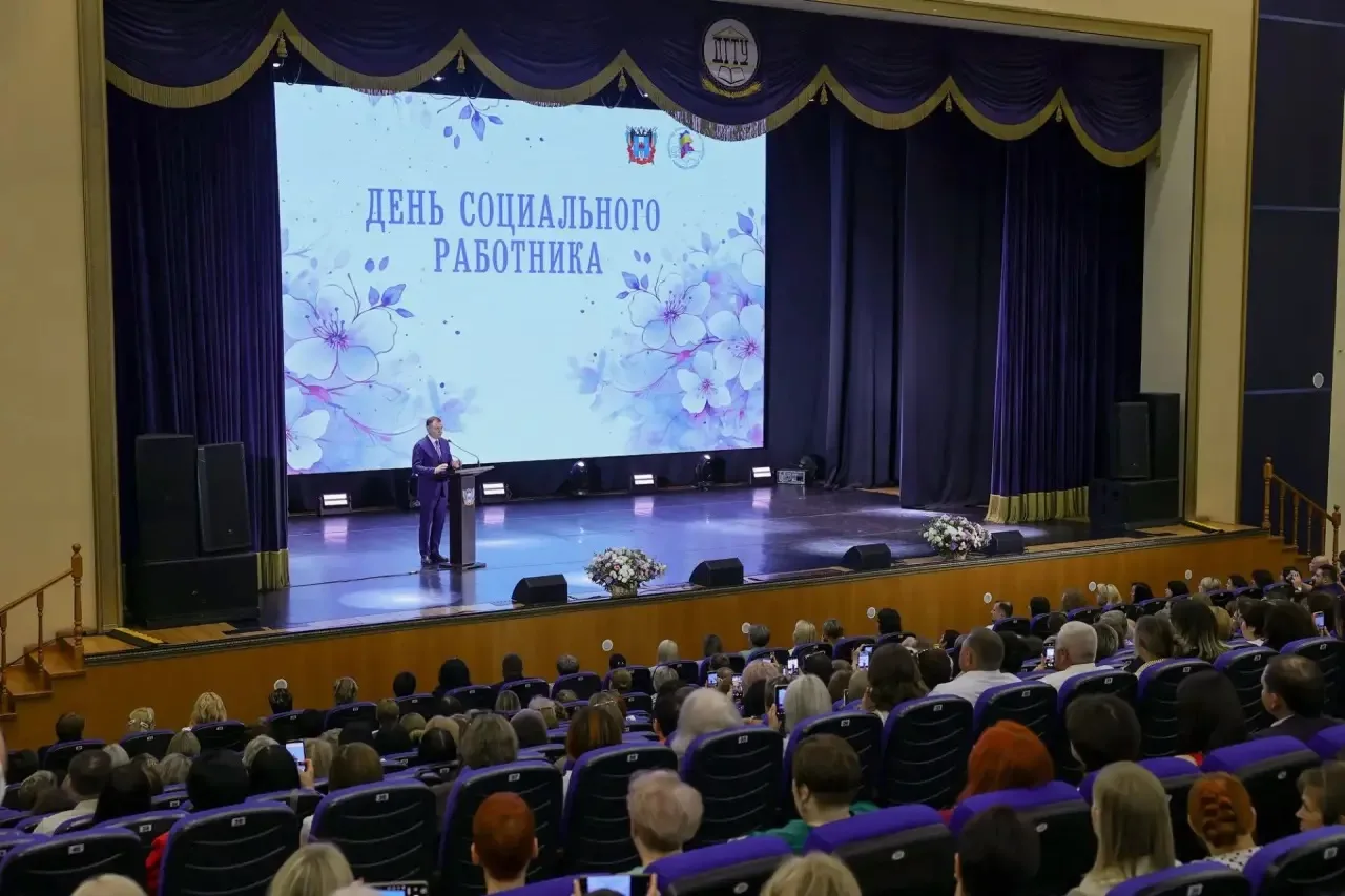 Сегодня мы чествуем людей одной из самых милосердных профессий. Поздравил наших уважаем...