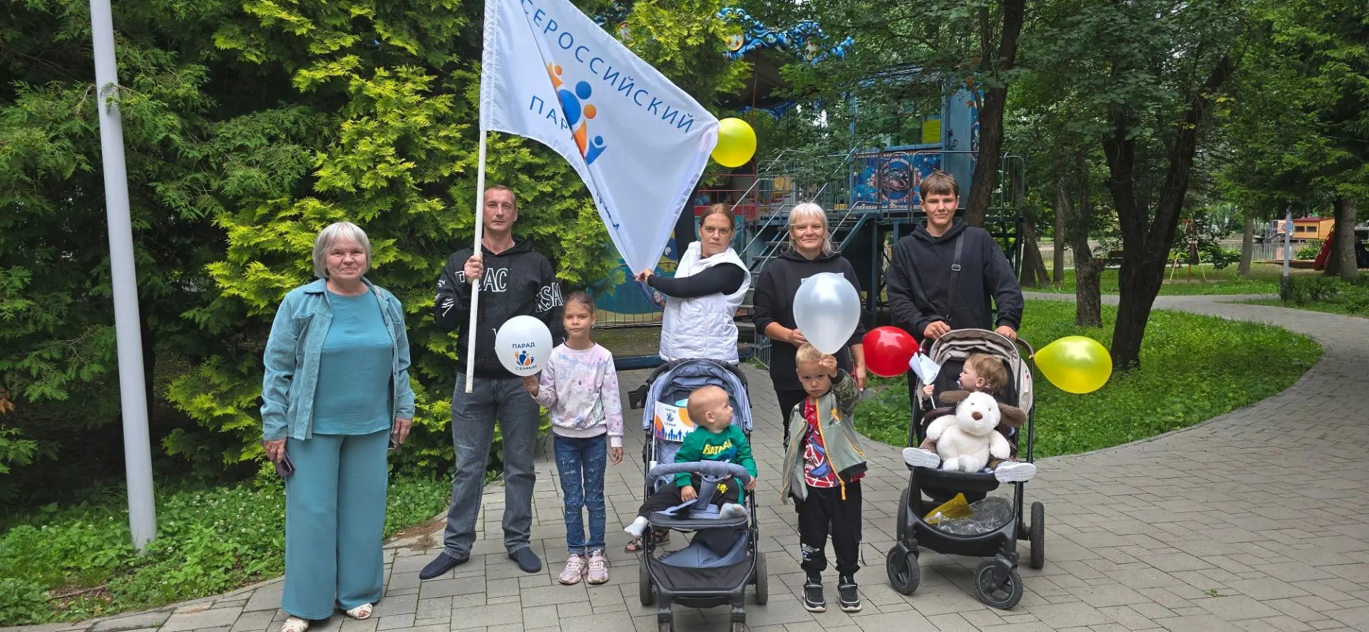 В день семьи, любви и верности в летнем саду прошёл парад колясок.