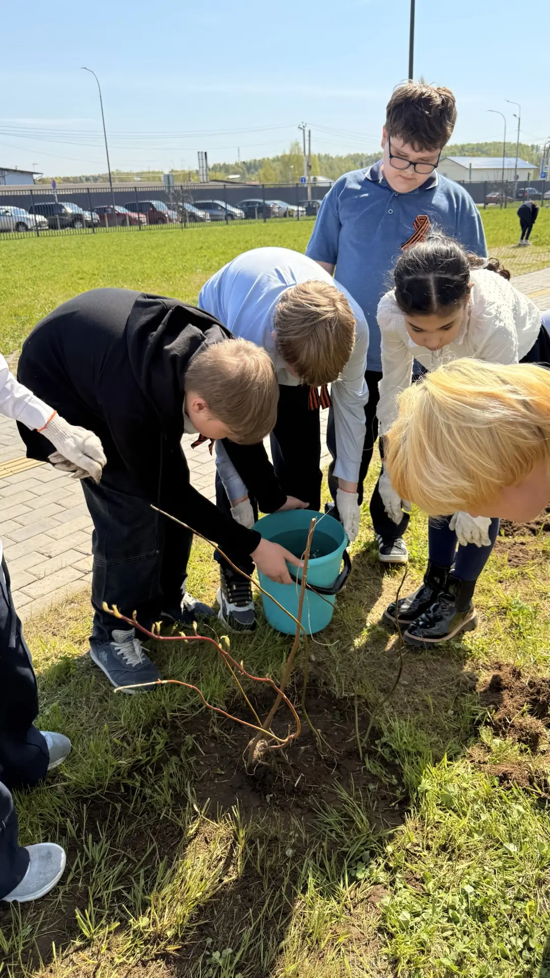 🌱 Ученики 4г класса вместе с родителями присоединились к акции «Зелёный школьный двор» и сделали важ