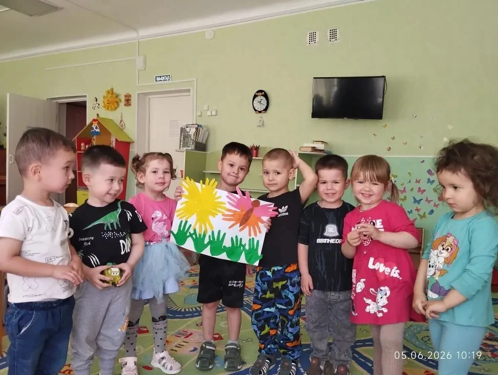 В младшей группе « Пчелки» прошла коллективная работа «Здравствуй лето» Цель: Формировать навыки пра
