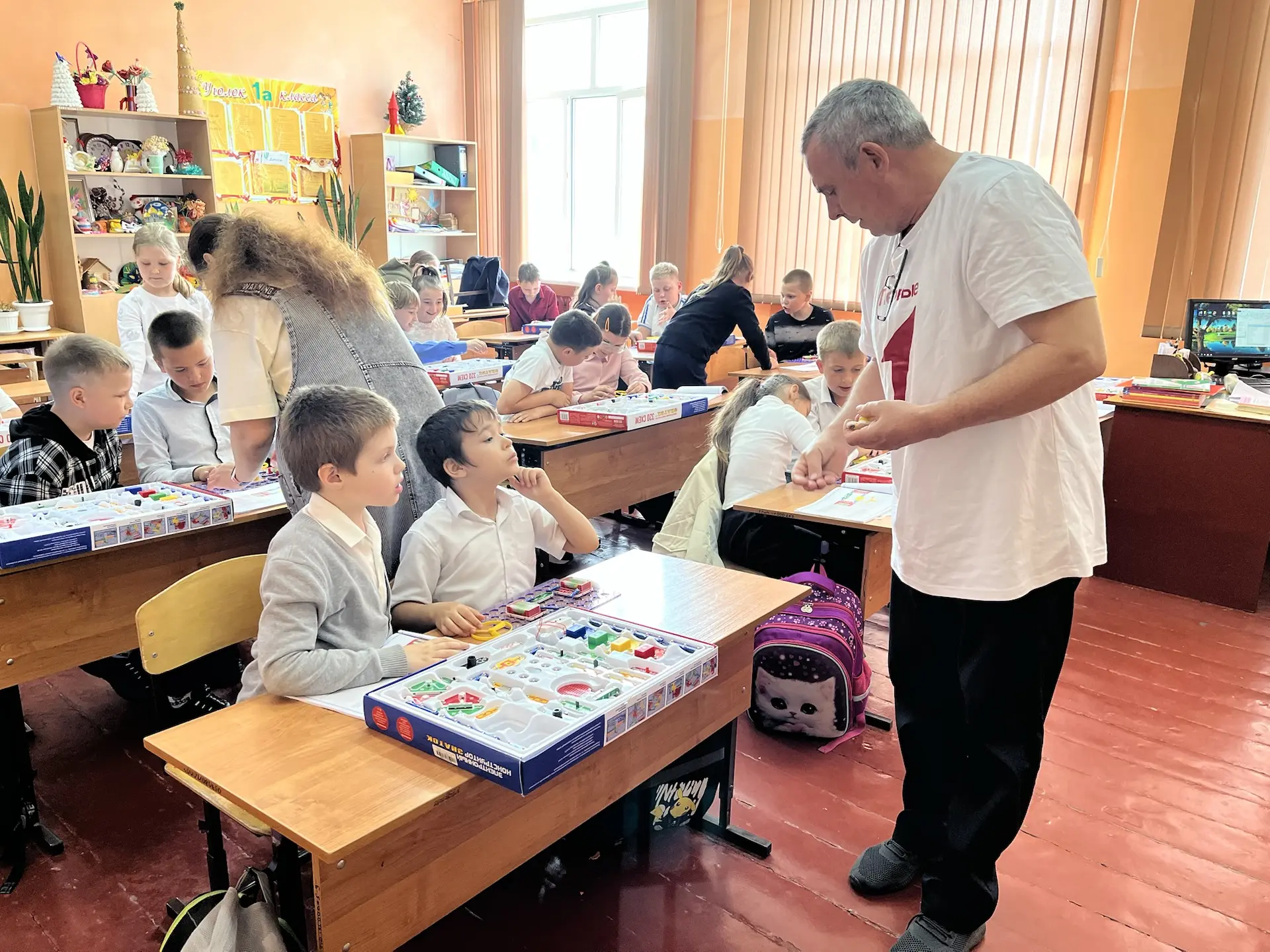 Настоящий праздник науки устроили для учеников начальной школы педагоги‑организаторы Це...