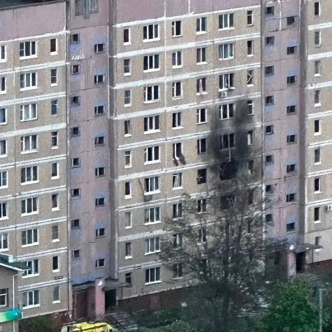 В результате атаки беспилотников в Рязани повреждены две жилые многоэтажки и территория промышленног