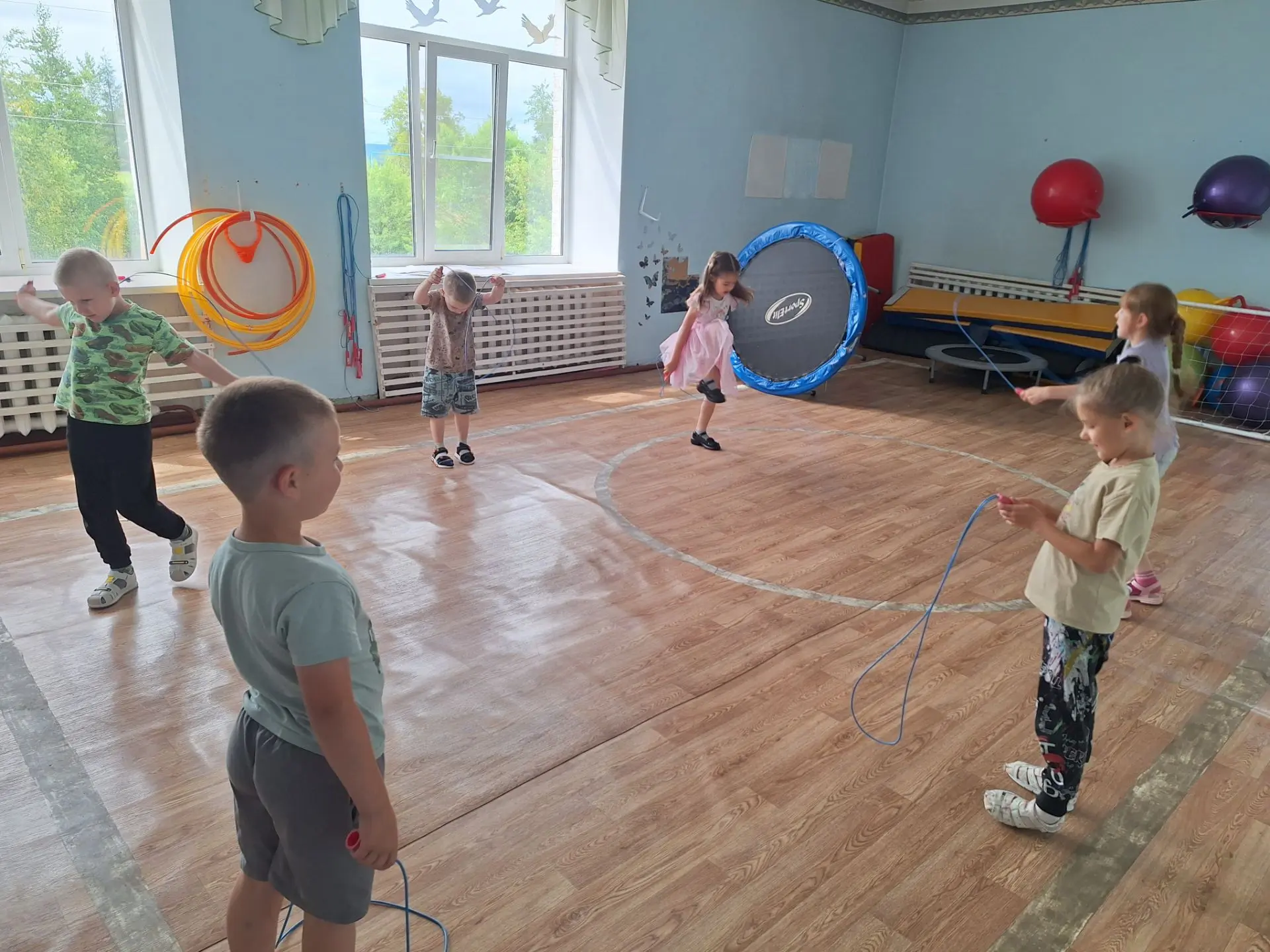 Ребята группы "Солнышко" осваивают скакалку. Игра- "рыбак и рыбка"  и даже попробовали ...
