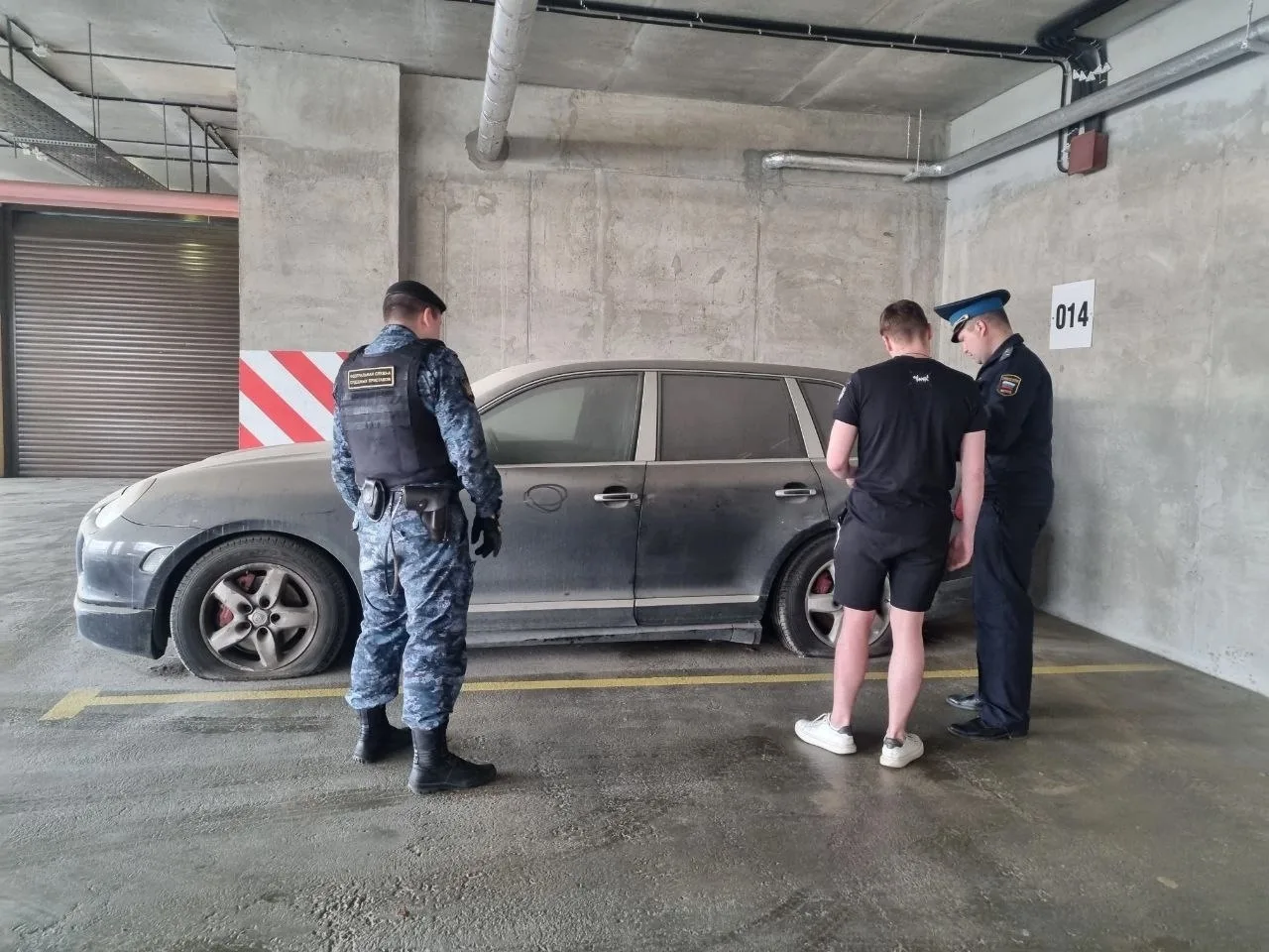 Судебные приставы обязали собственника машино-места убрать шины и стеллаж с канистрами ...