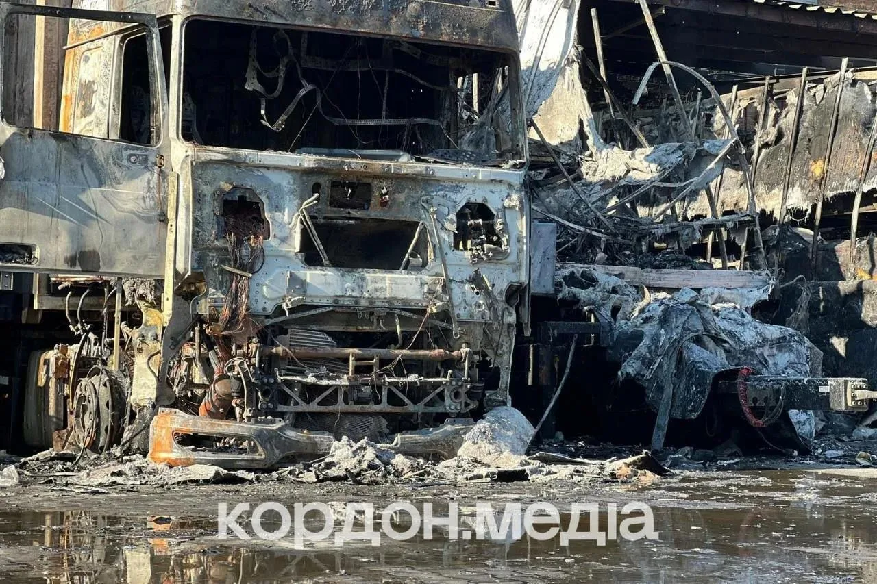 Последствия ударов по стоянке фур некоего логистического объекта в Сумской области.