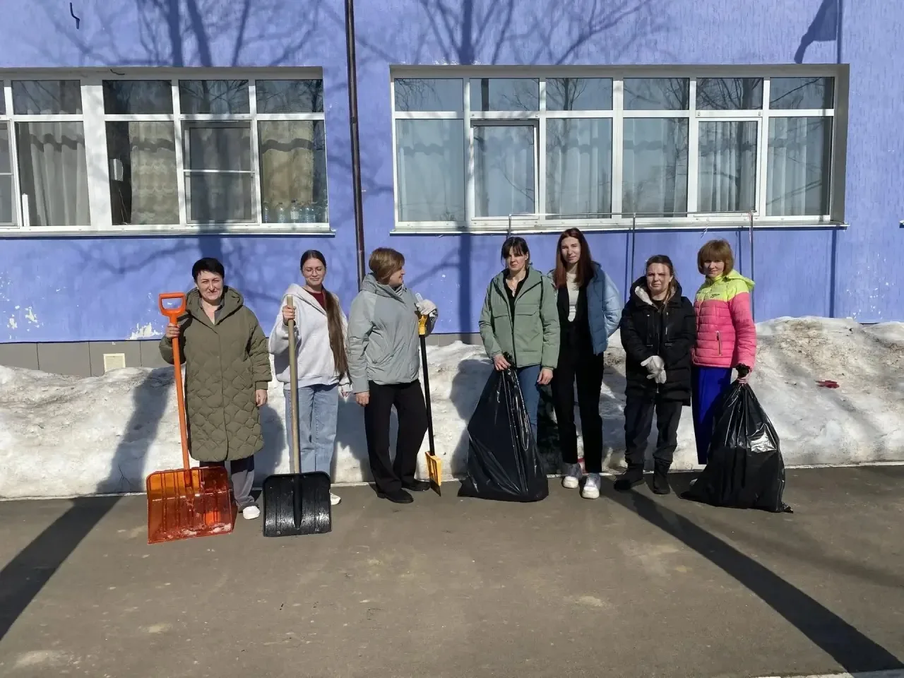 В дошкольных отделениях МОУ «СОШ имени А.П.Чехова» прошёл первый в этом сезоне субботник.  Сотрудник