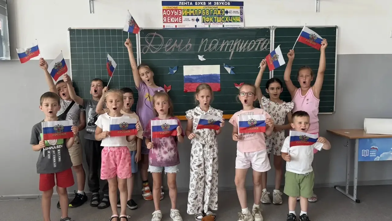 🇷🇺 Письма, рисунки и командный дух: День патриота в лагере «Орлята России»

Сегодня в лагере дневн