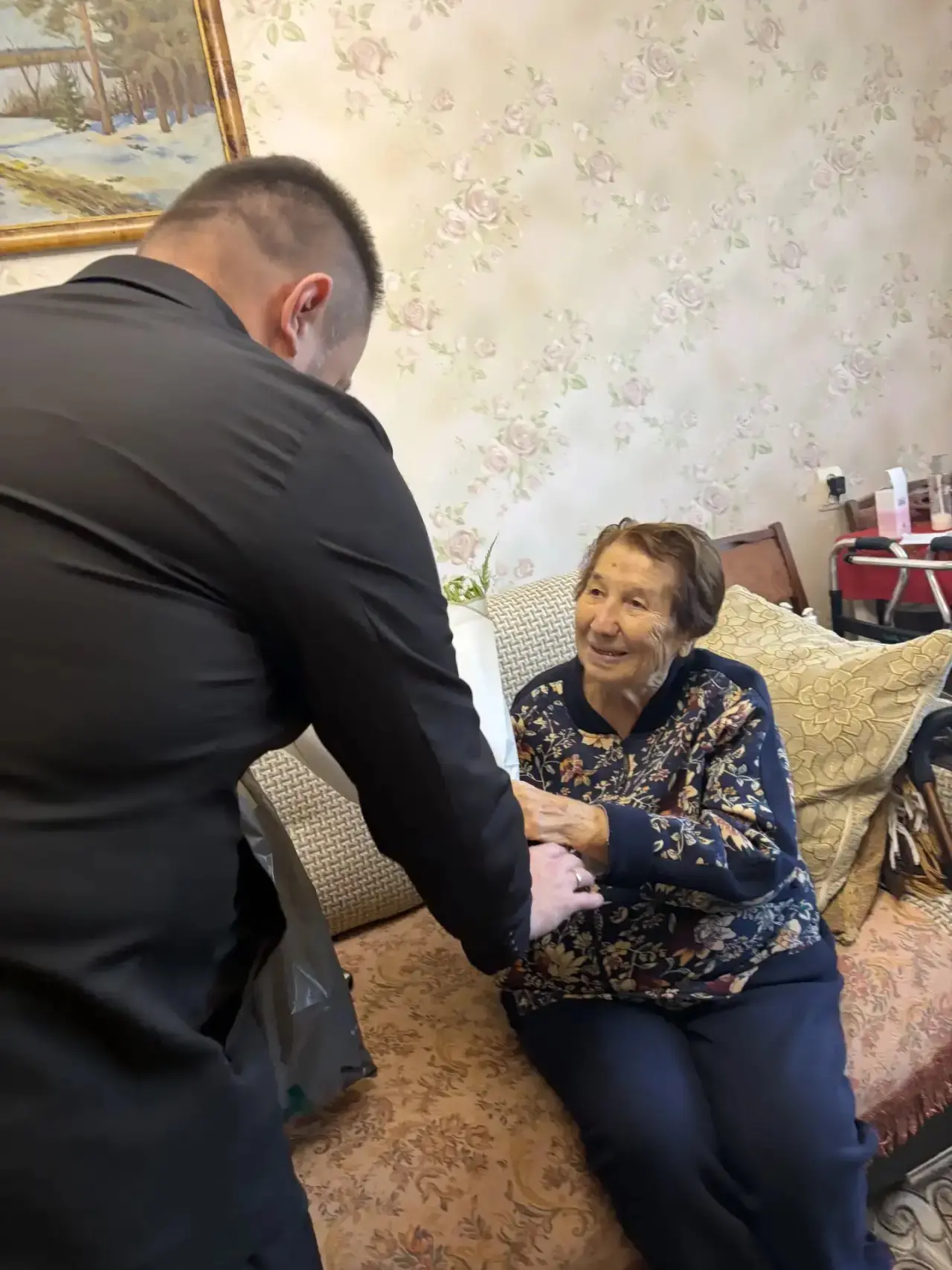 Преемственность поколений: директор школы № 115 поздравил Нину Ивановну Иванову с Днём ...
