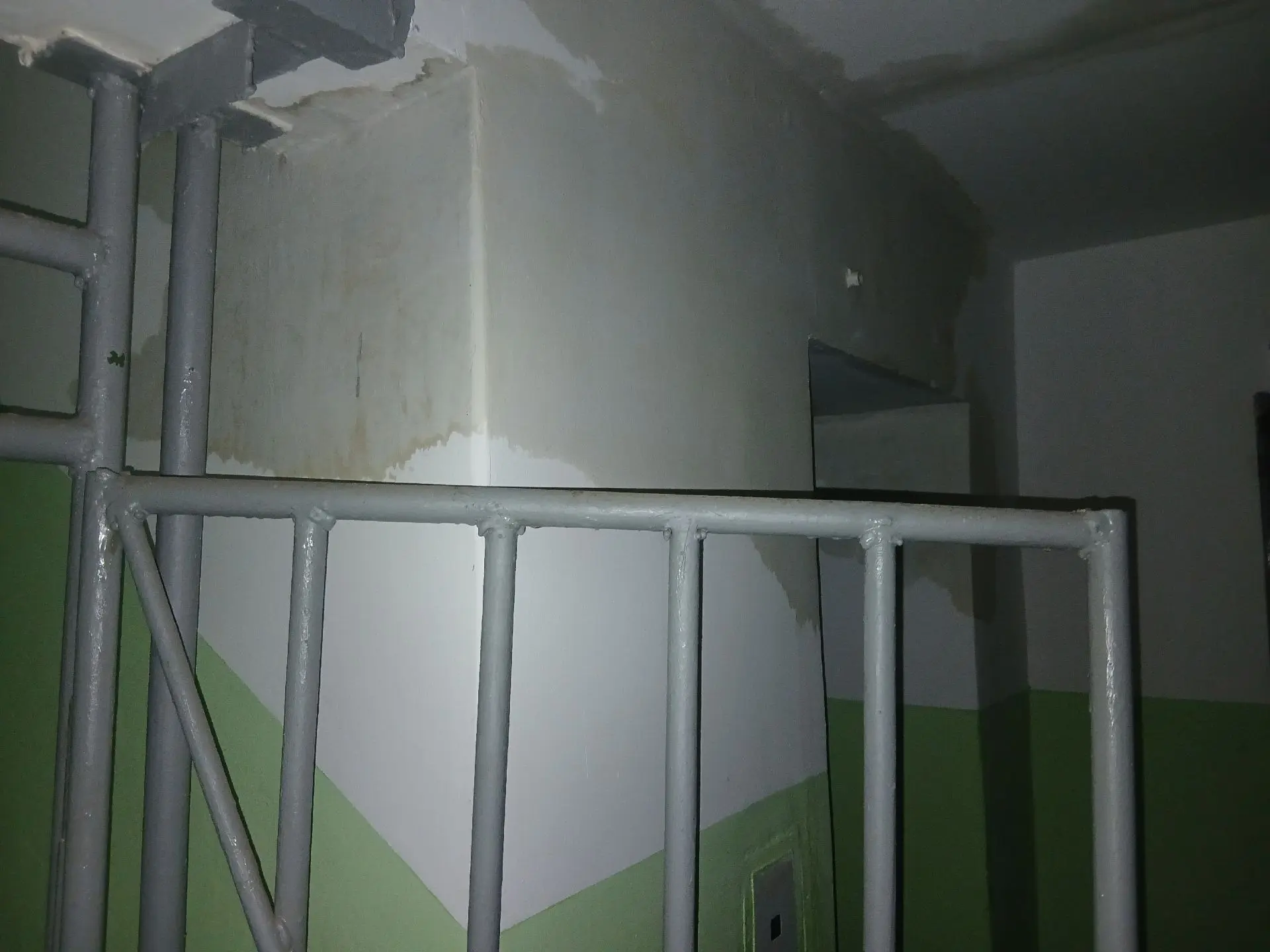 Затопило подъезд дома по адресу: улица Ленинградская, дом 8. Вода шла с крыши. Пострадали этажи с 9-