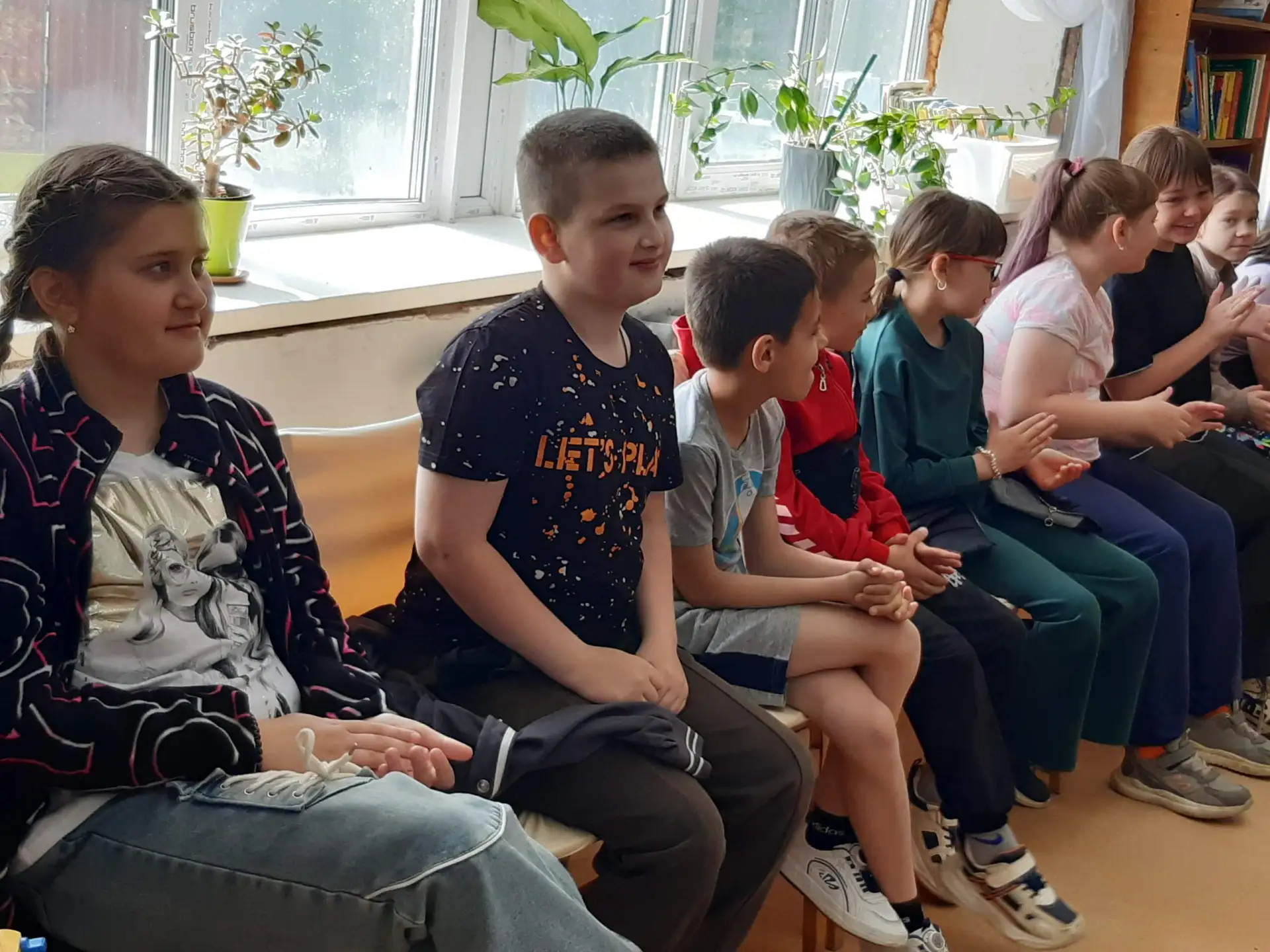 В Детчинской библиотеке прошла конкурсная программа под названием «От улыбки станет все...