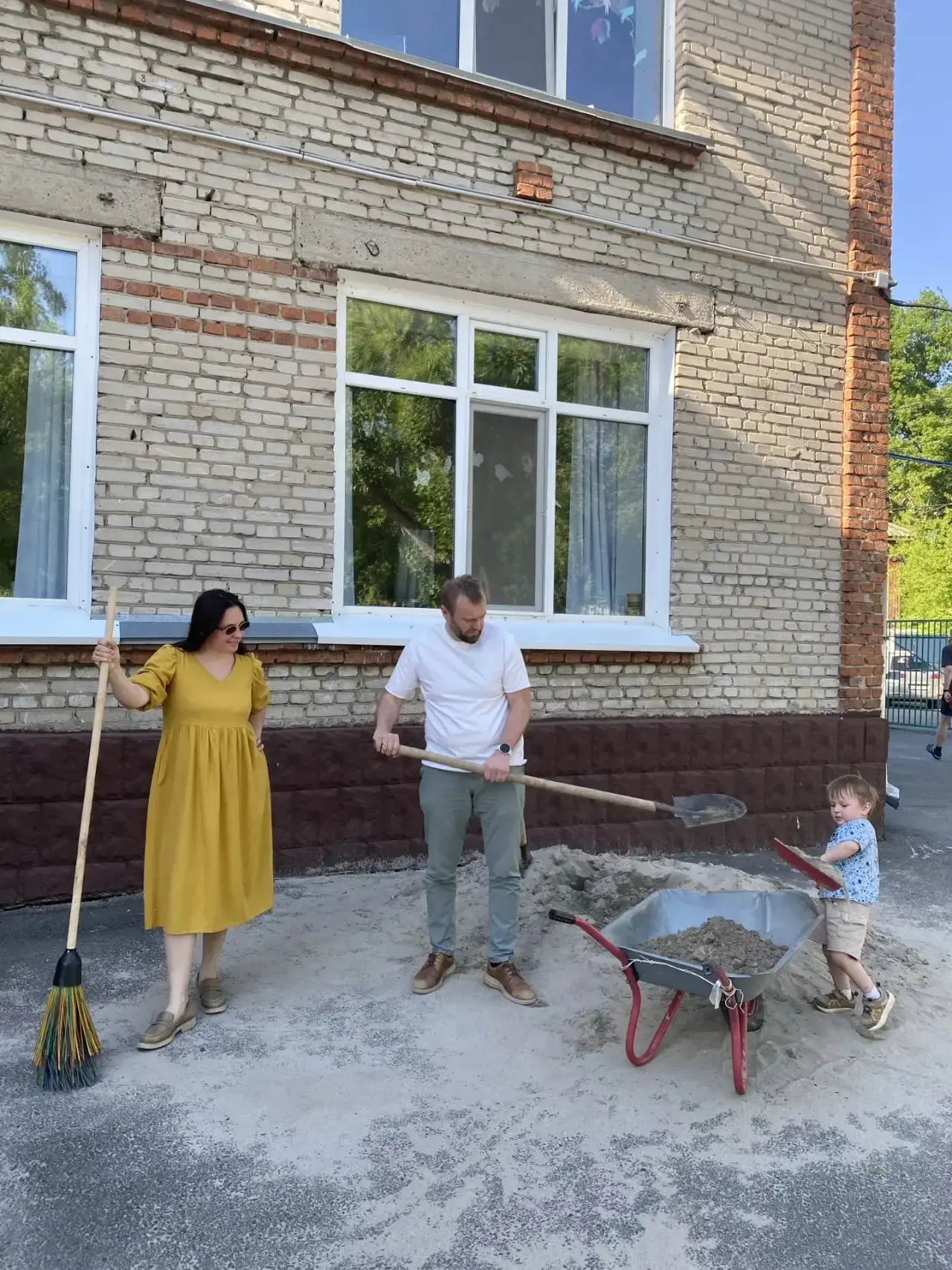 В нашем детском саду прошёл традиционный летний субботник, который объединил сотрудников и самых акт