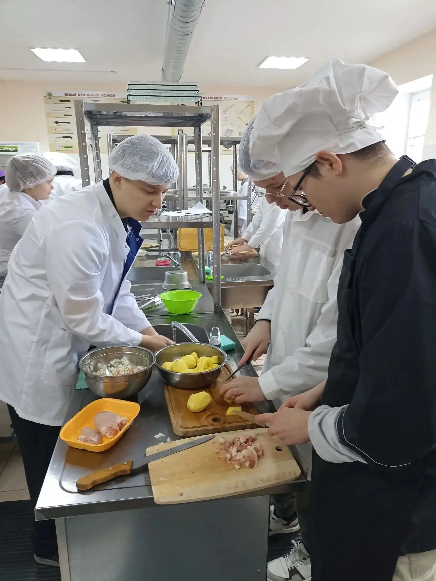 🥐🍸Студенты 1 и 2 курсов ФПТ освоили профессии «Бармен» и «Кулинар мучных изделий  Ребята обучались 
