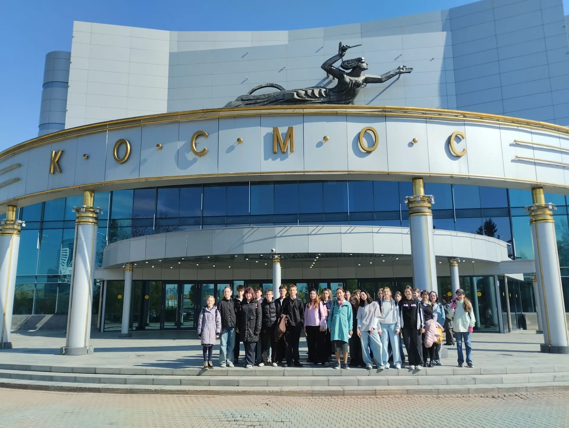 «Оставаться человеком в любой ситуации»: семиклассники посмотрели фильм «Каруза» в ККТ «Космос» 🎥🐾 🛑