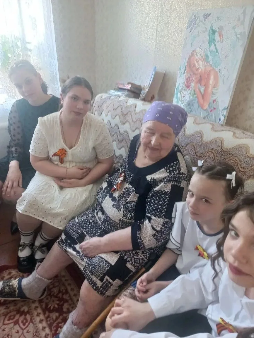🎁 В праздничные дни в рамках акции «Подарок своими руками» наша волонтёрская агитбригада отправилас