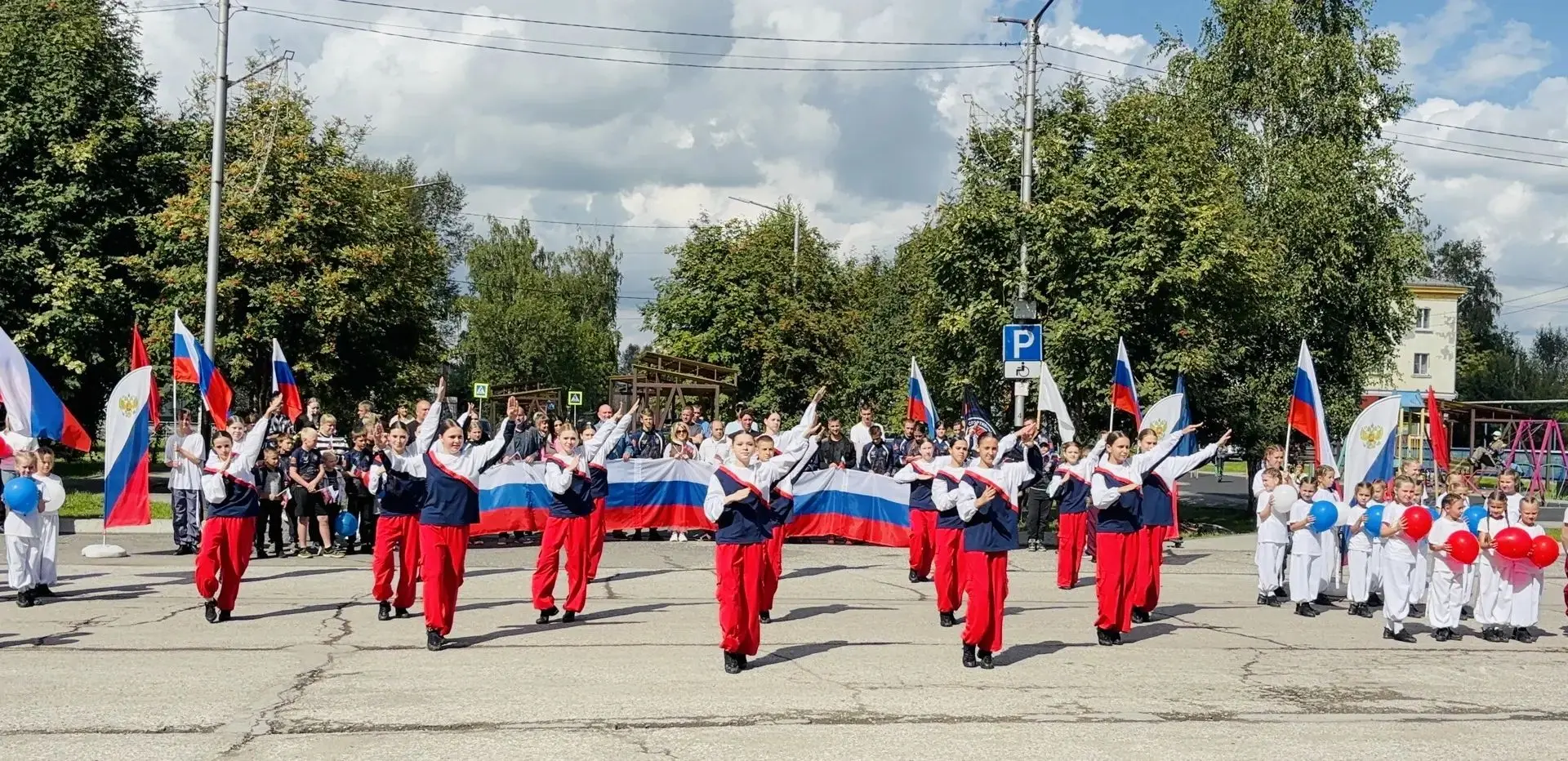 🇷🇺 Прокопьевск ярко отметил День Государственного флага Российской Федерации