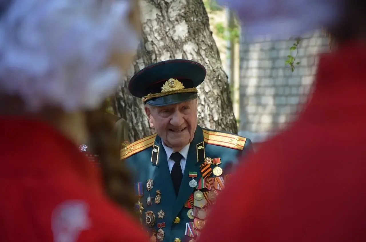 🎖️Юнармейцы Казани провели «Парад у дома Ветерана» для фронтовиков  Советского района   В Добром Сов