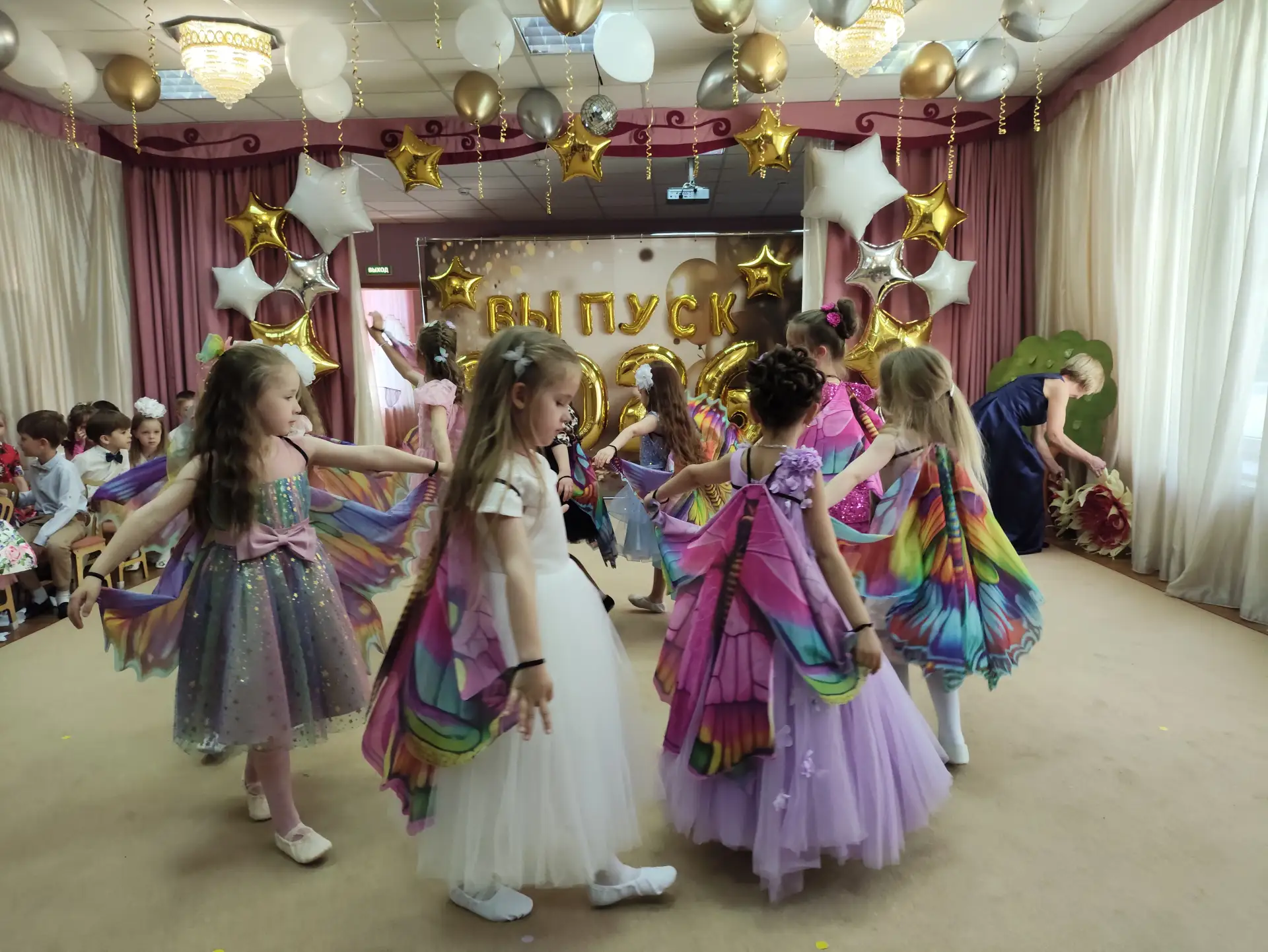 ВЫПУСКНОЙ БАЛ ДОШКОЛЯТ 🔔  До свидания, сад! Здравствуй, школа! ✨  В дошкольных группах на ул. Радужн