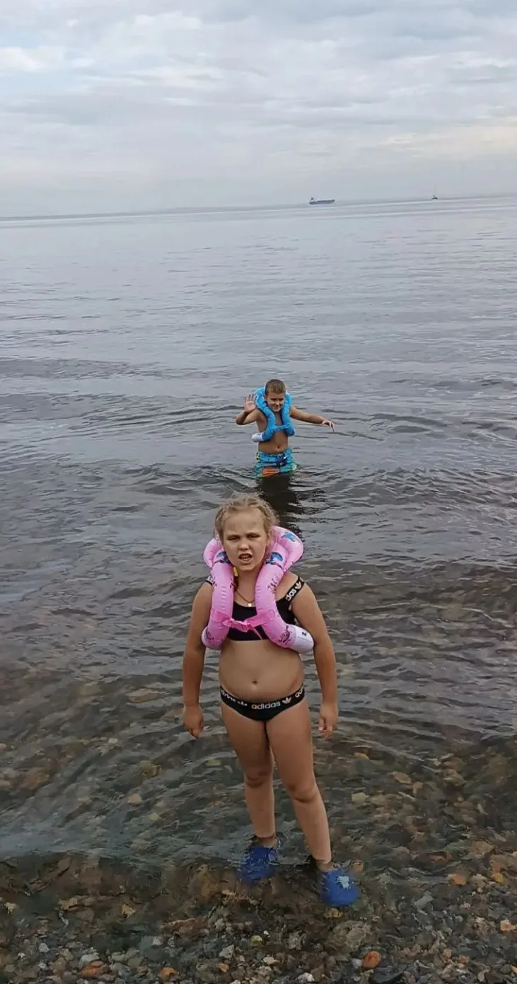 Уже покаряют берега японского моря 🌊... Видимо , ни очень рады, что жилеты на них одел...