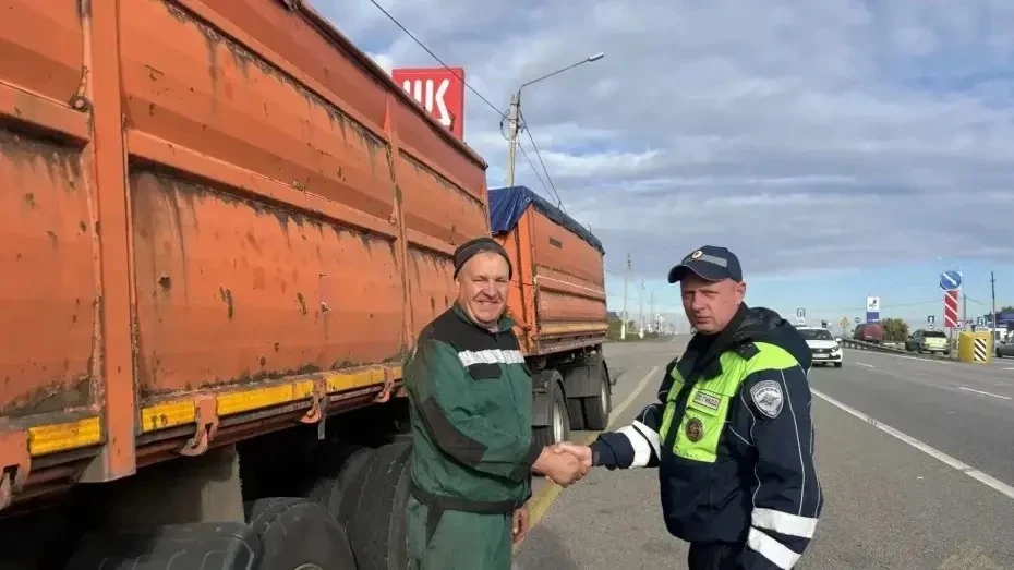 Воронежские полицейские пришли на помощь водителю КамАЗа, у которого оторвался карданны...