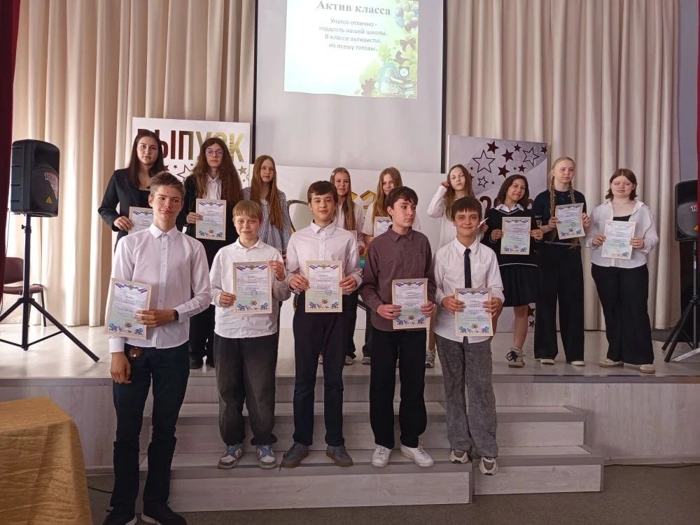 🎉🎉🎉 Торжественные линейки! ✨✨✨ По традиции в школе прошла торжественная линейка, посвящённая окончан