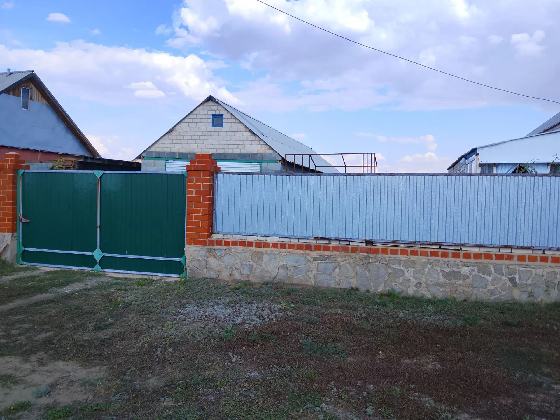 Продам дом п.Адамовка,имеются все надворные постройки и насаждения.т 89228696110