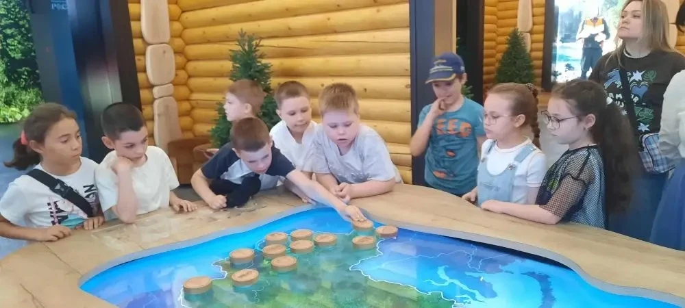 Учащиеся 2 «и» класса завершили учебный год увлекательной экскурсией  «Вся Россия» Дети совершили ви