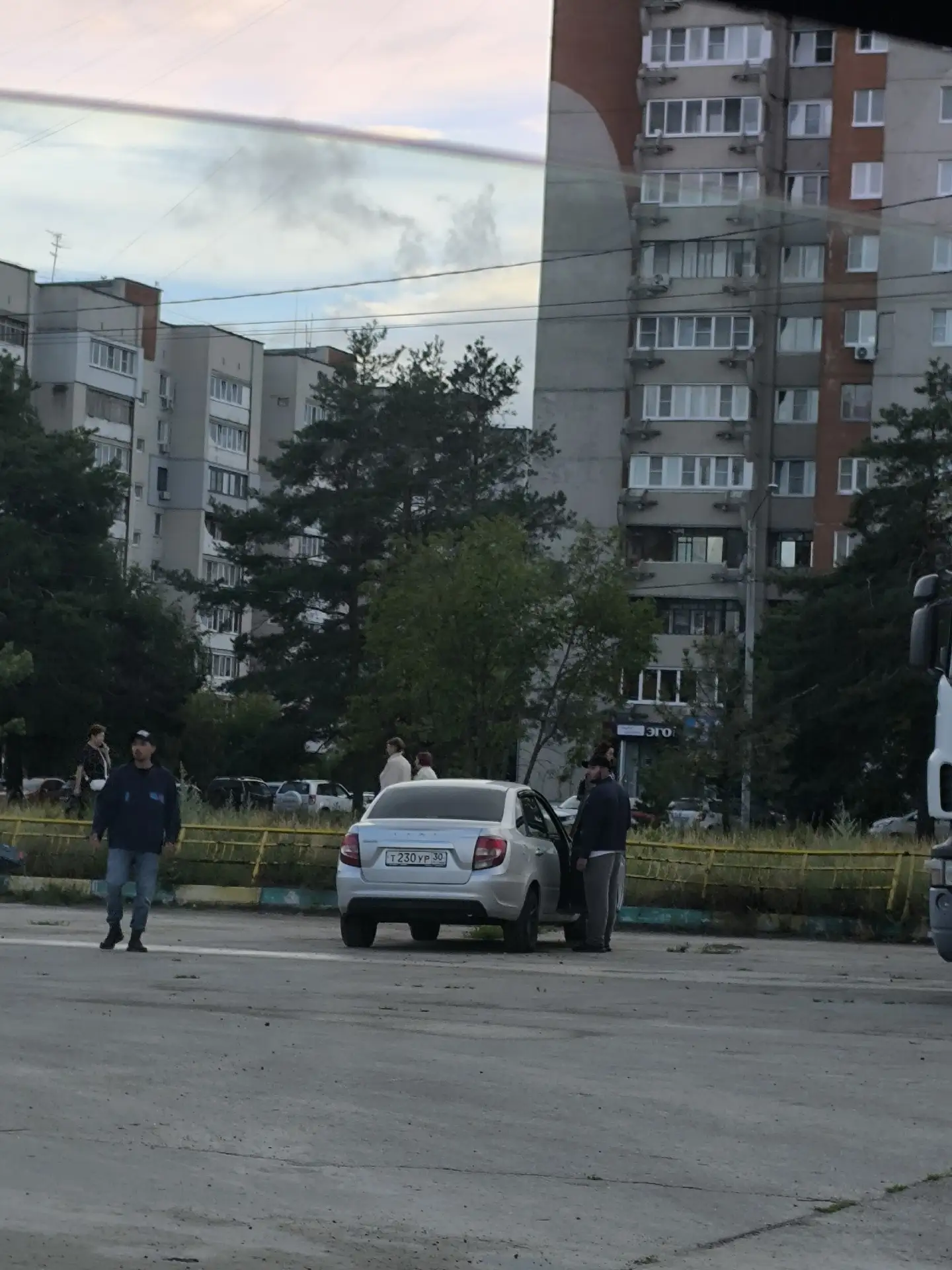 Нерусские мужики ходят предлагают купить у них инструменты, помочь купить им детские смеси и тп. Это