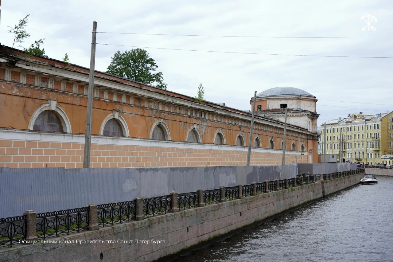 Стартовал первый этап реставрации Конюшенного ведомства. Здесь начались противоаварийны...