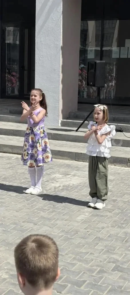 💥Ученики 2 класса Кульбацкая Арина, Шамардина Зарина, Петакчян Тигран и выпускник Голощапов Владими