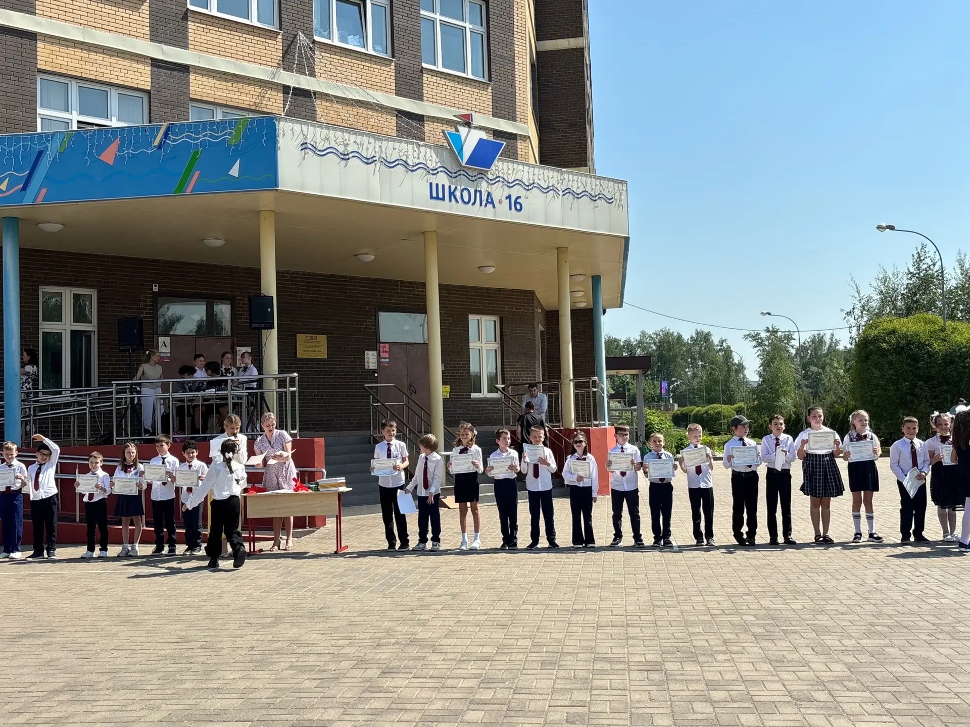 Наш школьный год завершился! ✨  Вот и отзвенели последние звонки, и в коридорах школы стало непривыч