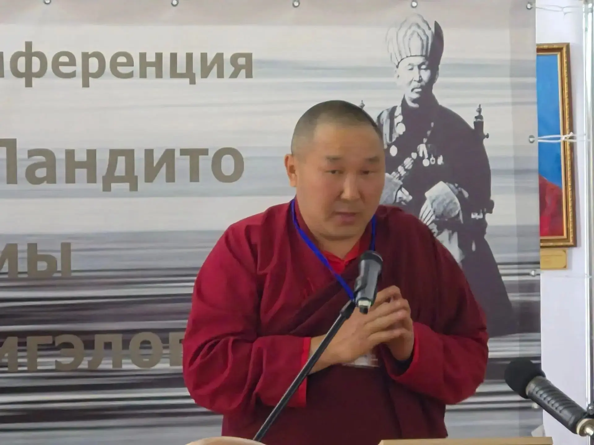Илаһан тэмдэг.

Улан-Үдын Дээдэ Онгостойн дасанай, Түнхэнэй аймагhаа гарбалтай Сушкеев Баир лама.

Ш
