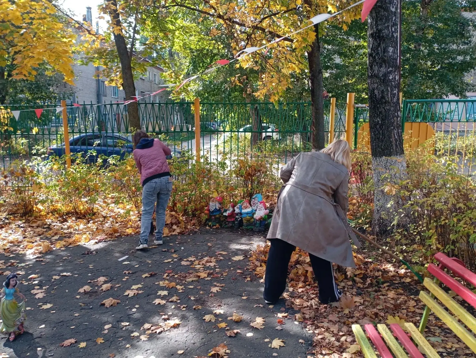 Осенний десант в нашем саду! 🍂🧹Сегодня наши сотрудники вышли на «осенний десант». Воо...