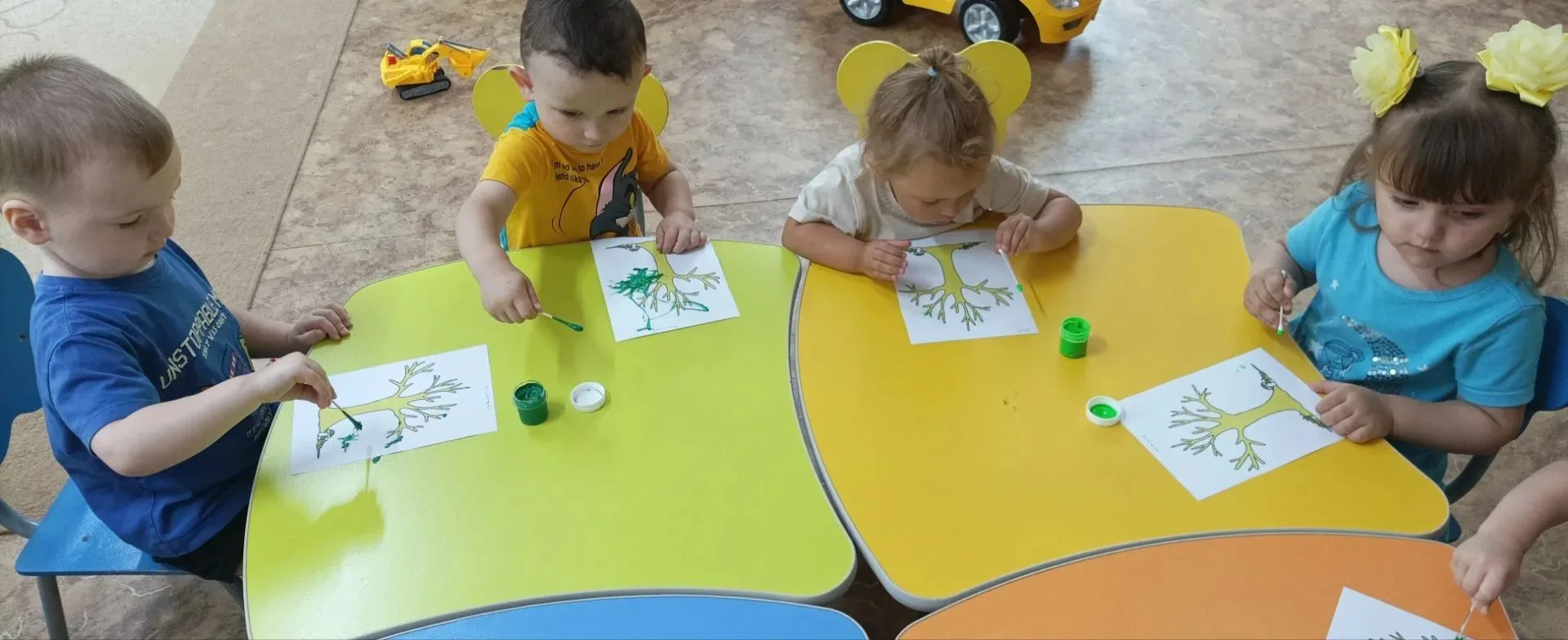 🍼Сегодня наши "Крохотулечки-лапотулечки" осваивали сразу 3 важных дела. 

📖Знакомимся со сказками.
